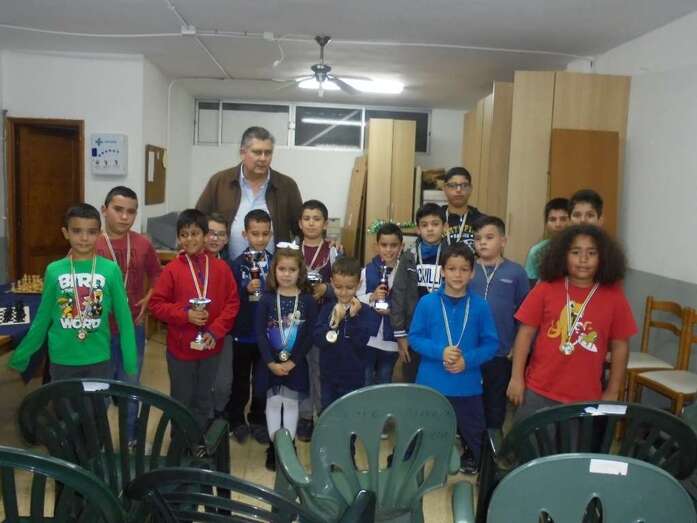 El presidente del Club, Juan Viera, posa con el cuadro de clasificados (Foto TA)