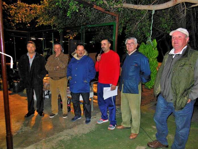 Foto de grupo con el cuadro de ganadores de la prueba (Foto TA)