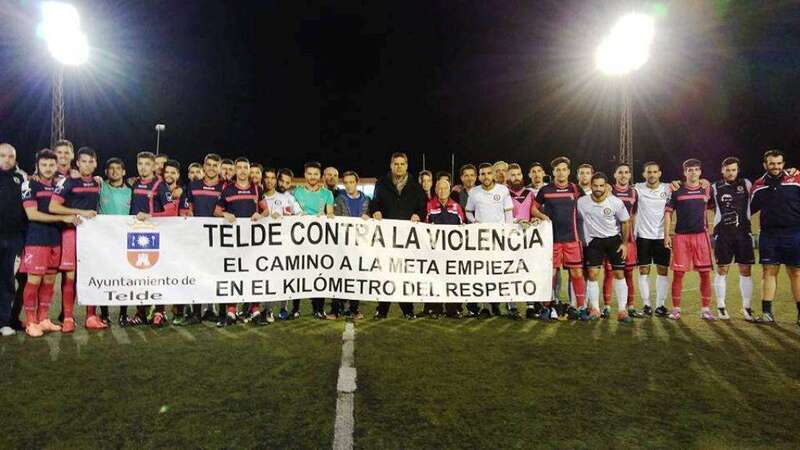 Pancarta contra la violencia desplegada minutos antes del partido en contra de la violencia en el deporte (Foto TA)