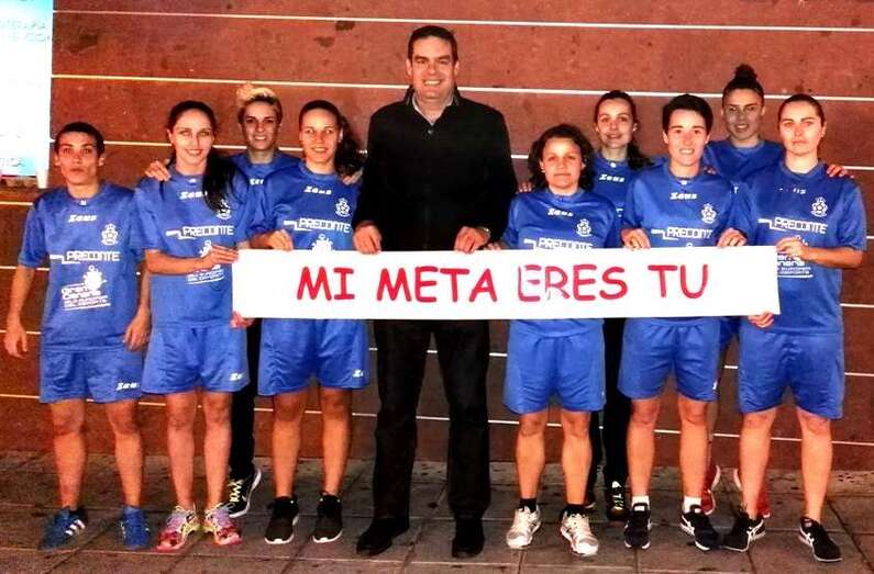 El concejal con las jugadoras del Preconte Telde (Foto TA)