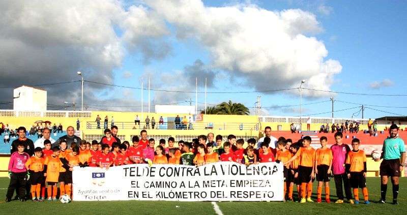 Los pequeños futbolistas de Telde lucieron el pasado fin de semana la pancarta institucional contra la violencia en el deporte (Foto TA)