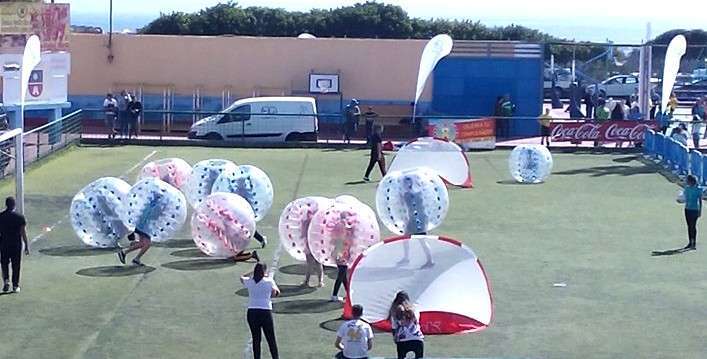 Bolas hinchables en una actividad de BubbleGol (Foto TA)