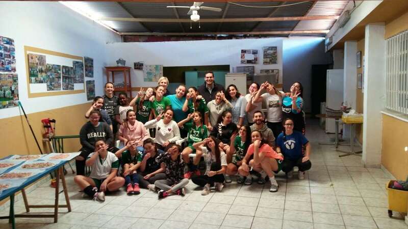 Las jugadoras y los técnicos del CB Remudas, junto al concejal de Deportes (Foto TA)