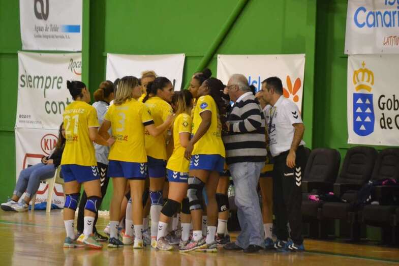Jugadoras del Rocasa, en el el partido (Foto Carlos Herrera)