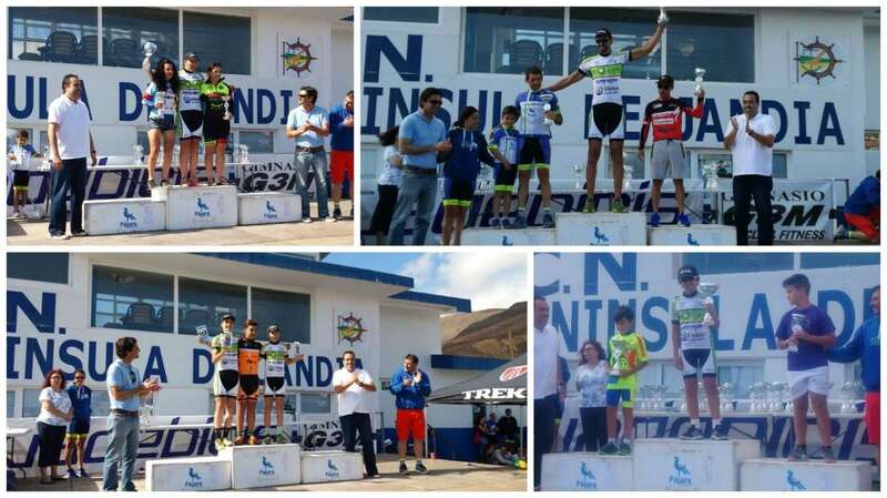 Los ciclistas de Telde en el podio de la dura prueba (Foto TA)