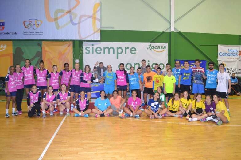 Foto de familia tras la actividad de zumba (Foto TA)