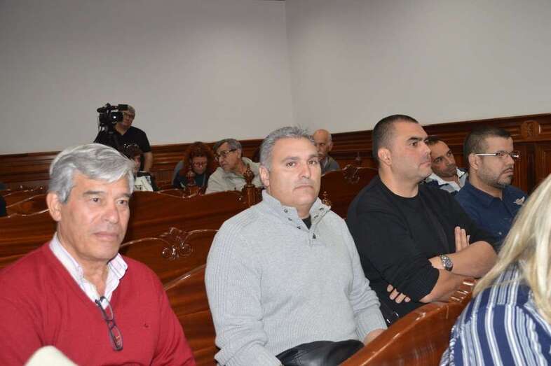 Directivos del club y el vicepresidente de la Federación de Lucha Canaria, en el Pleno del viernes (Foto TA)