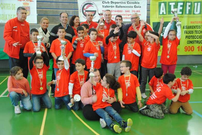 Los jóvenes ajedrecistas de Telde con directivos y monitores del club (Foto TA)