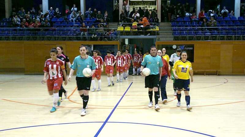 Los dos equipos y el conjunto arbitral, al inicio del partido (Foto TA)