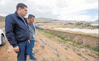 El encargado de los operarios señala al edil los tramos de vallado que han sido repuestos (Foto Borja Suárez-C7)