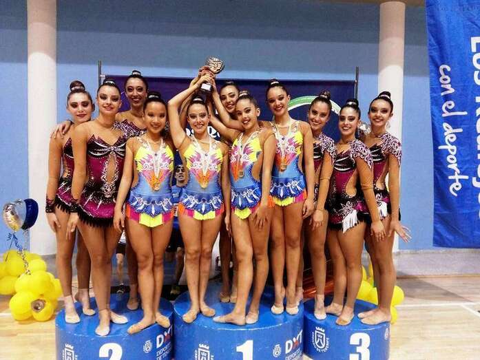 El equipo del club Izel en el podio (Foto TA)