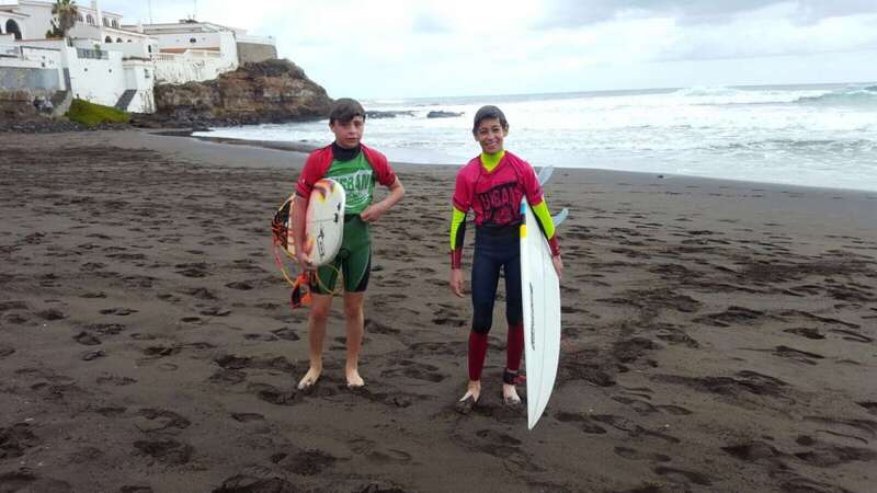 Los jóvenes riders se ponen a prueba en las aguas de Playa del Hombre (Foto TA)