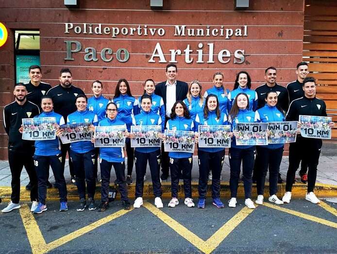 Las jugadoras con el concejal de Deportes, Diego Ojeda (Foto TA)