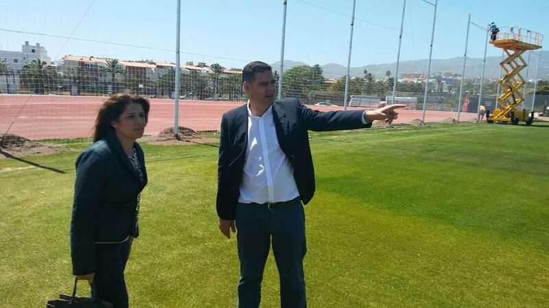La alcaldesa Carmen Hernández y el concejal Diego Ojeda, ayer supervisando el campo en el que se entrenarán los amarillos (Foto TA)