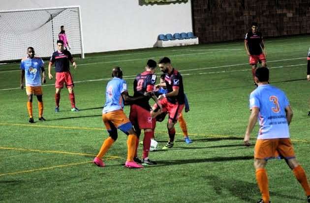 Imagen del partido de esta noche en San Mateo (Foto José Carlos Vega Ojeda)