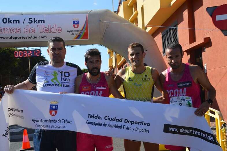 Los tres primeros clasificados de la prueba reina con el concejal de Deportes, Diego Ojeda (Foto TA)