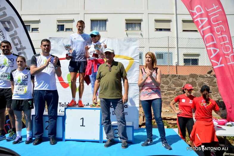 Los dos premiados por TELDEACTUALIDAD en el podio, juntos al concejala Diego Ojeda y al reportero Antonio Alí (Foto TA)