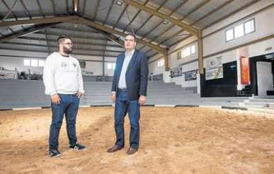 Jaime Rivero y Diego Ojeda, en mitad de la arena del campo de lucha de Las Huesas (Foto Borja Suárez-C7)