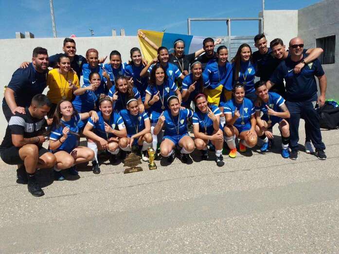 El equipo FC La Garita Féminas con la copa ganada este domingo (Foto TA)