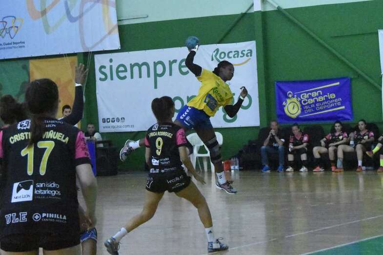 La jugadora Lisandra Lusson durante el encuentro (Foto TA)