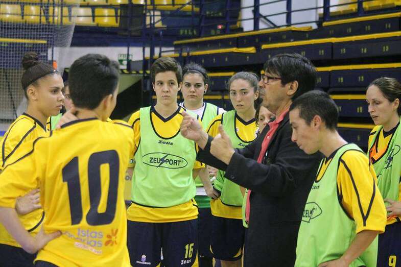 Imagen de archivo de Roberto Llamas dando instrucciones a sus jugadoras (Foto TA)