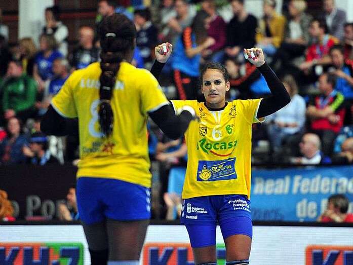 Jugadoras del Rocasa celebran el triunfo (Foto RFEB)