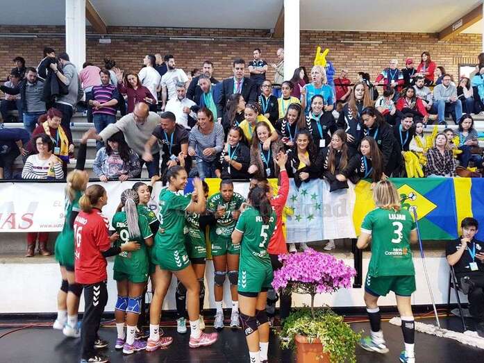 El equipo canario festeja su triunfo con la afición canaria (Foto TA)