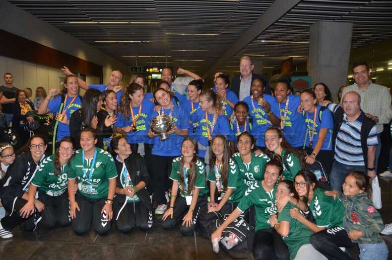 El equipo posa con la Copa (Foto TA)