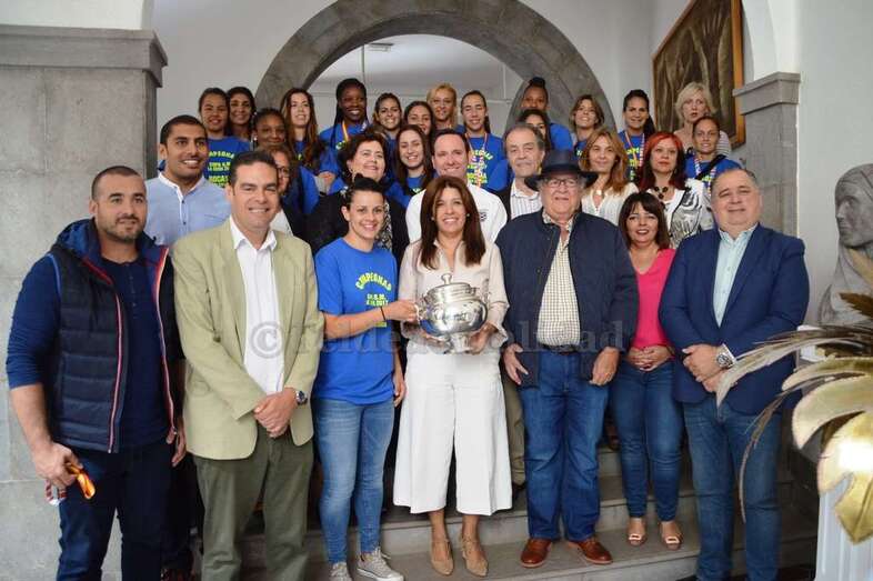 La plantilla del Rocasa Gran Canaria inició la ronda de visitas en el Ayuntamiento de Telde (Foto TA)
