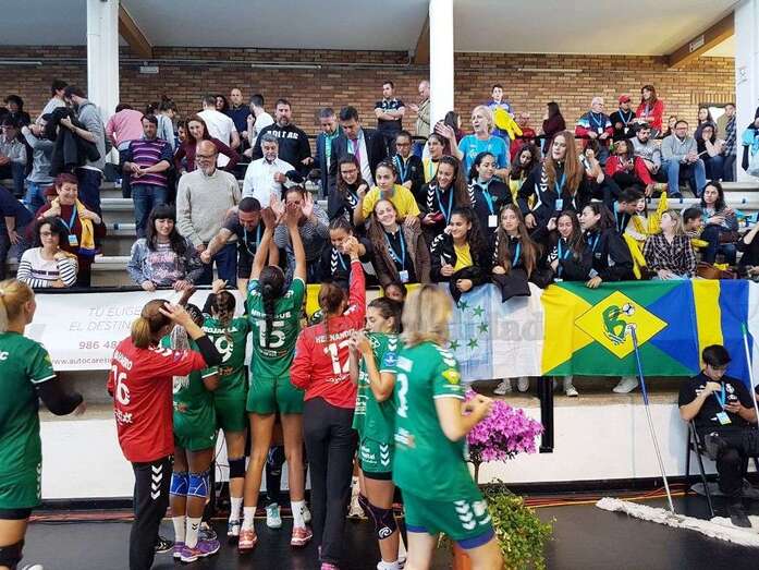 La plantilla festeja la obtención de la Copa de la Reina (Foto TA)