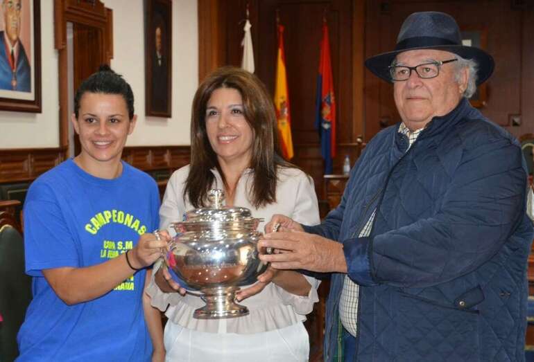 Antonio Moreno (d), junto a la alcaldesa de Telde (c) y a la jugadora María González durante la reciente celebración por la Copa de la Reina (Foto TA)