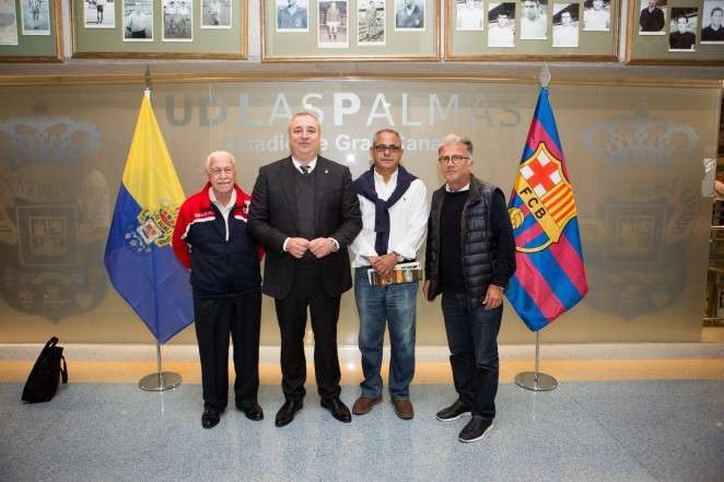 Miguel Ángel Ramírez con los presidentes de la UD Telde y CD San Pedro Mártir, ayer en el Estadio (Foto udlaspalmas.es)