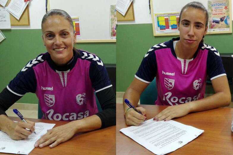 Silvia Navarro (i) y Dara Hernández (d), firmando los contratos (Foto TA)
