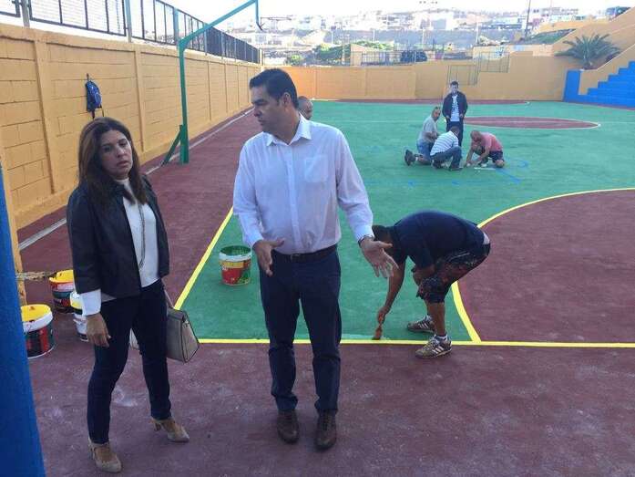La alcaldesa Carmen Hernández y el concejal Diego Ojeda, en una visita reciente a las canchas de Melenara (Foto TA)