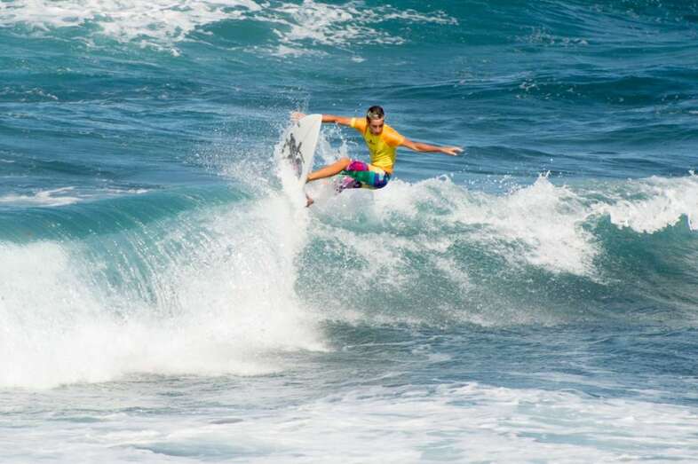 Imagen de archivo de una prueba de surf en Playa del Hombre (Foto TA)