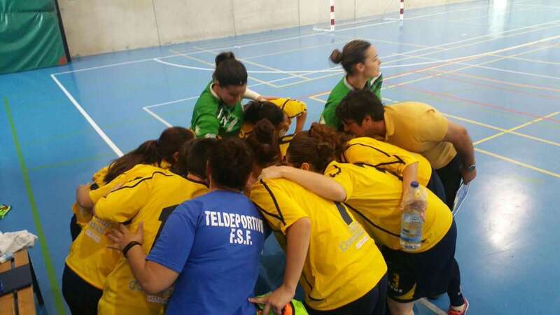 El equipo teldense haciendo piña en el partido de este sábado (Foto TA)