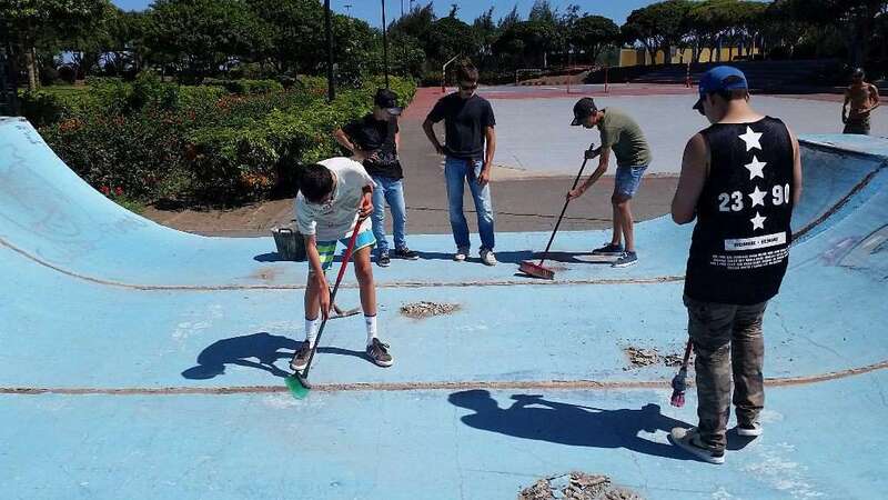 Los deportistas se pusieron mano a la obra (Foto TA)