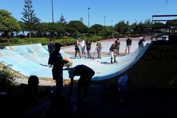 Los deportistas se pusieron mano a la obra (Foto TA)