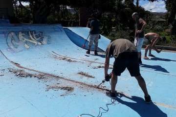 Los deportistas se pusieron mano a la obra (Foto TA)