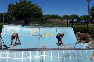 Los deportistas se pusieron mano a la obra (Foto TA)