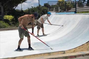 Los deportistas se pusieron mano a la obra (Foto TA)