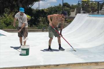 Los deportistas se pusieron mano a la obra (Foto TA)