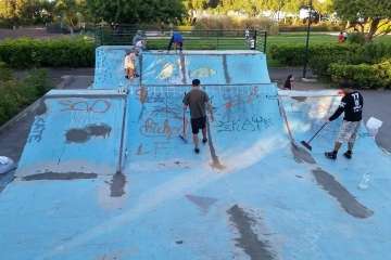 Los deportistas se pusieron mano a la obra (Foto TA)