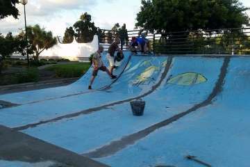 Los deportistas se pusieron mano a la obra (Foto TA)