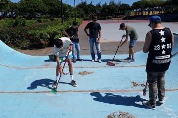 Los deportistas se pusieron mano a la obra (Foto TA)
