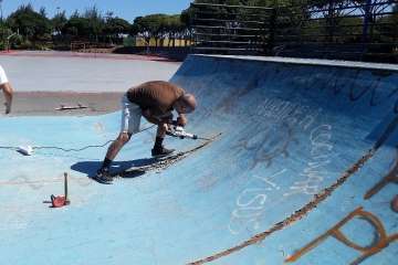 Los deportistas se pusieron mano a la obra (Foto TA)