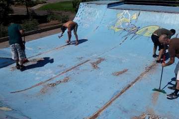 Los deportistas se pusieron mano a la obra (Foto TA)