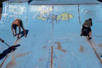 Los deportistas se pusieron mano a la obra (Foto TA)