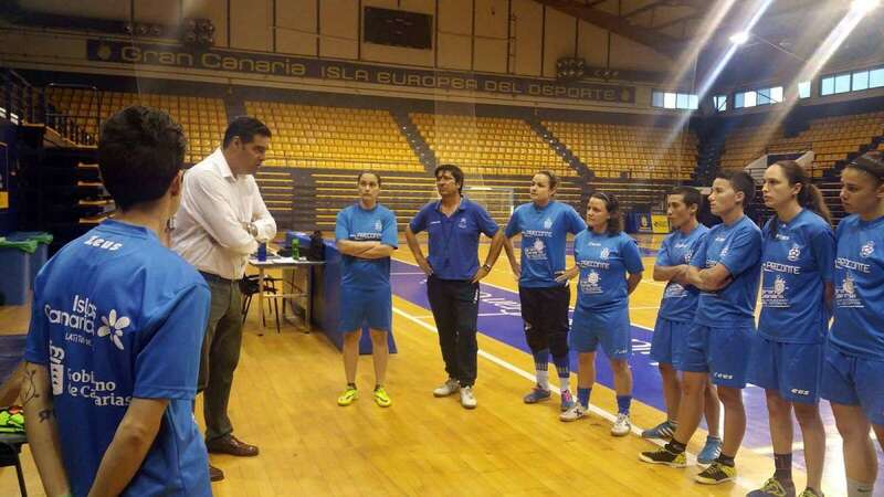 Ojeda dirigió unas palabras al equipo (Foto TA)