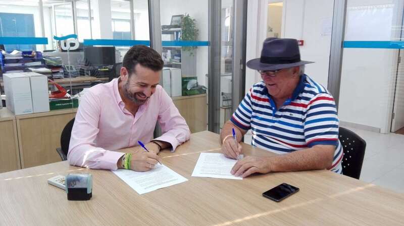 Momento de la renovación del convenio entre Aguas de Telde y el Rocasa (Foto TA)